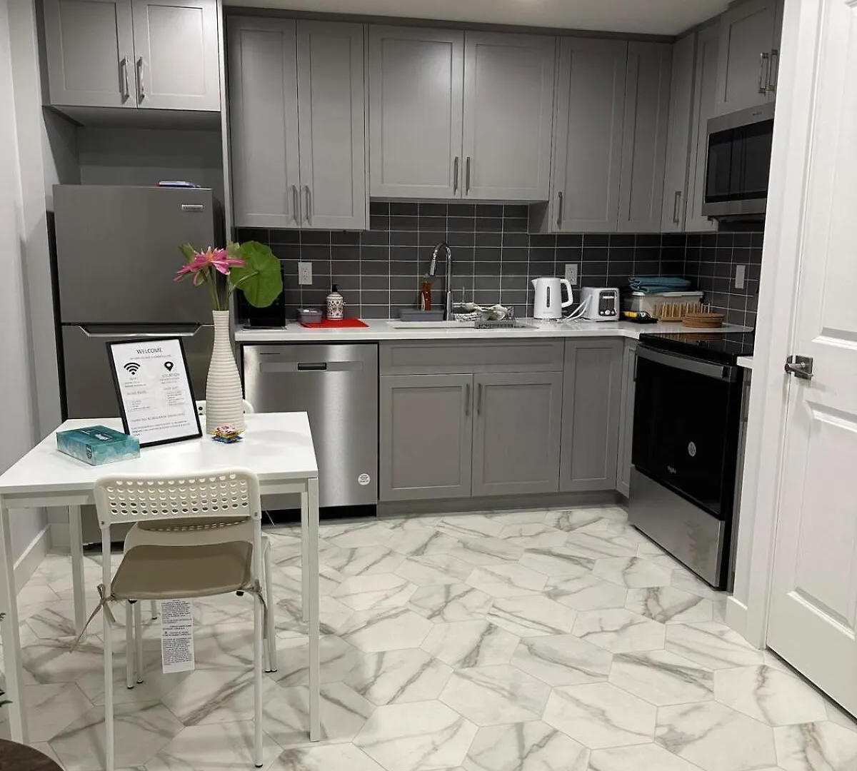 Casa de Férias The Modern Nest-One Bedroom Basement Suite YYC
