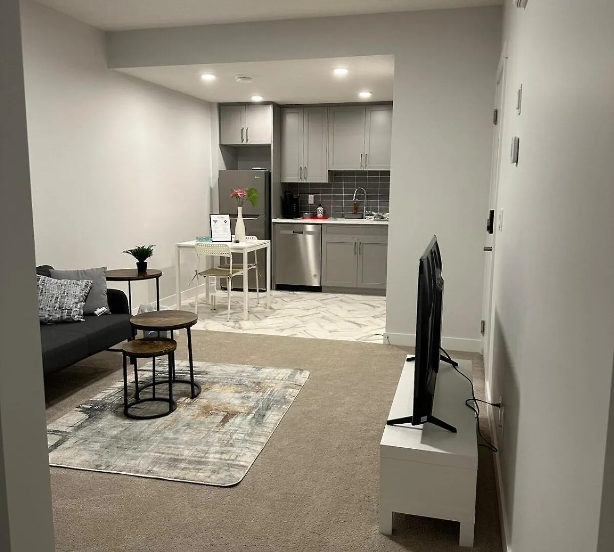 The Modern Nest-One Bedroom Basement Suite YYC 0*,